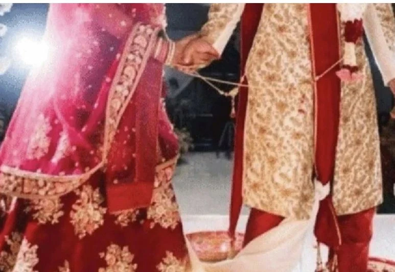 Viral News: कानपुर। उत्तर प्रदेश के कानपुर में शादी का एक हैरान करने वाला मामला सामने आया है, यहां मंडप में आने से पहले दुल्हन फरार हो गई। जब इसकी जानकारी दुल्हन के परिजनों को हुई तो वह और उनके रिश्तेदार भी धीरे-धीरे