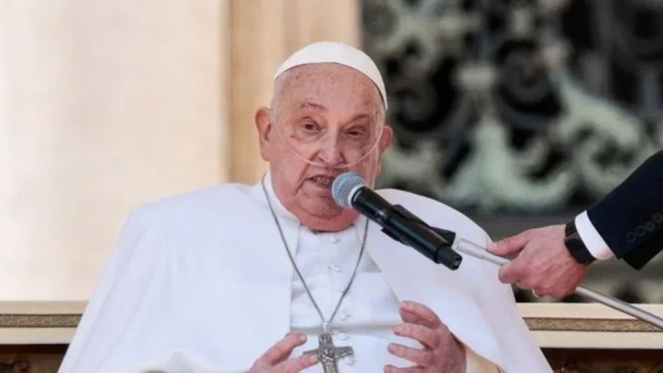 Pope Francis dies: वेटिकन सिटी। ईसाई समुदाय के सर्वोच्च धर्मगुरु पोप फ्रांसिस (Pope Francis) का सोमवार को लंबी बीमारी के बाद 88 वर्ष की आयु में निधन हो गया। वेटिकन ने इसकी आधिकारिक पुष्टि की है। पोप फ्रांसिस के निधन के बाद अब नए पोप के चुनाव की प्रक्रिया