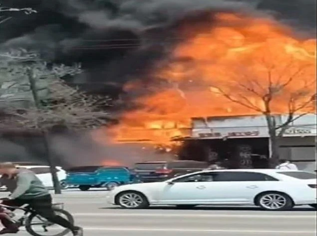 बीजिंग। Massive fire in a restaurant in China: चीन के उत्तरी शहर लियाओनिंग में मंगलवार 29 अप्रैल को एक रेस्तरां में भीषण आग लगने से 22 लोगों की मौत हो गई जबकि 3 अन्य घायल हो गए।