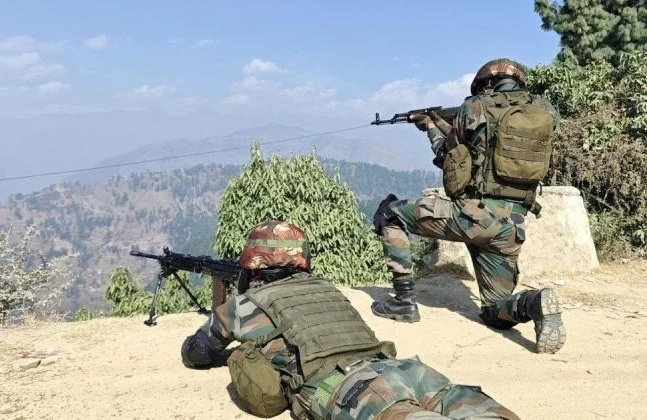 Operation Sindoor: राजौरी। पाकिस्तान की तरफ से सीमा पार से सीमावर्ती इलाकों को निशाना बनाया जा रहा है। शनिवार को भी पाकिस्तान ने जम्मू-कश्मीर के राजौरी इलाके में गोलाबारी की। जिससे जम्मू-कश्मीर के एक अधिकारी समेत 5 लोगों