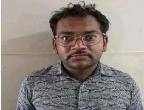 ISI Spy Arrest in Gujarat: अहमदाबाद। गुजरात के कच्छ ज़िले में कार्यरत एक 28 वर्षीय स्वास्थ्य कर्मी को पाकिस्तान की खुफिया एजेंसी के लिए जासूसी करने के आरोप में गिरफ्तार किया गया है।