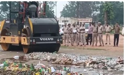 CG News: Bulldozer ran on seized liquor, SP Siddharth Tiwari himself was present on spot, watch video