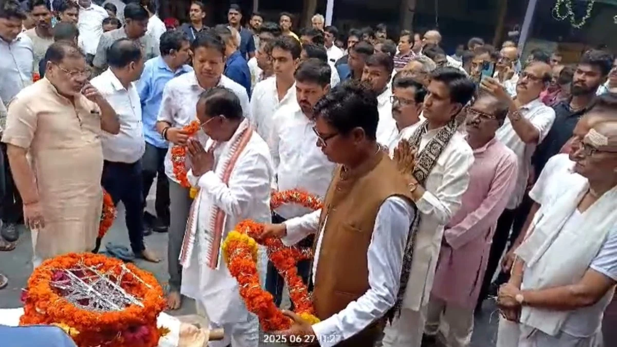 Padma Shri Surendra Dubey last rites attended by Kumar Vishwas and renowned poets