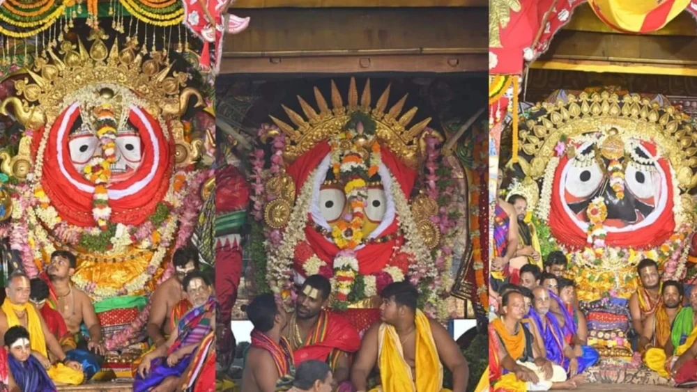 Puri Jagannath Rath Yatra: पुरी। ओडिशा के पुरी में चल रहे रथ यात्रा उत्सव के दौरान आज भगवान जगन्नाथ, भगवान बलभद्र और देवी सुभद्रा के 'सुना बेशा' का भव्य आयोजन हुआ। इस पवित्र अनुष्ठान में तीनों देवताओं को उनके रथों