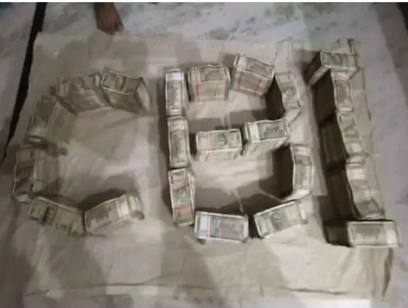 Bribe: PWD department engineer caught taking bribe, CBI recovered Rs 1.60 crore cash, was demanding 3 percent commission for passing the bill