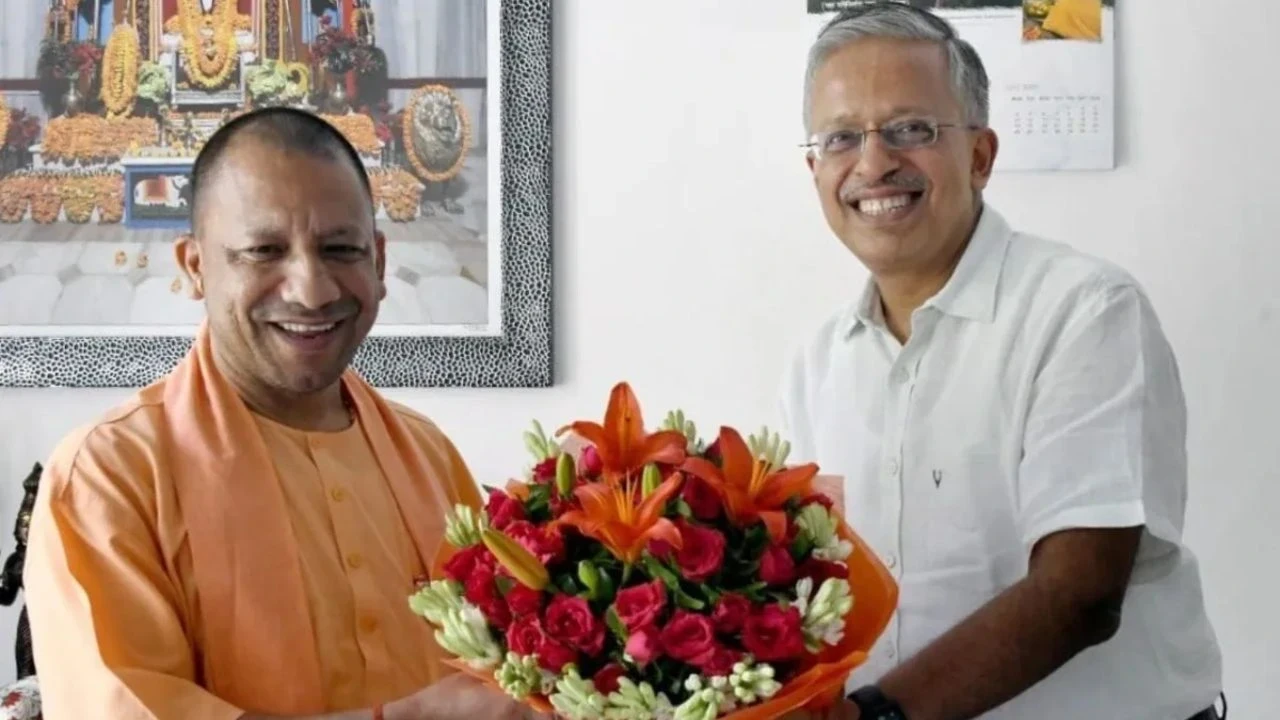UP लखनऊ: शशि प्रकाश गोयल यूपी के नए मुख्य सचिव के रूप में कार्यभार ग्रहण करते हुए।