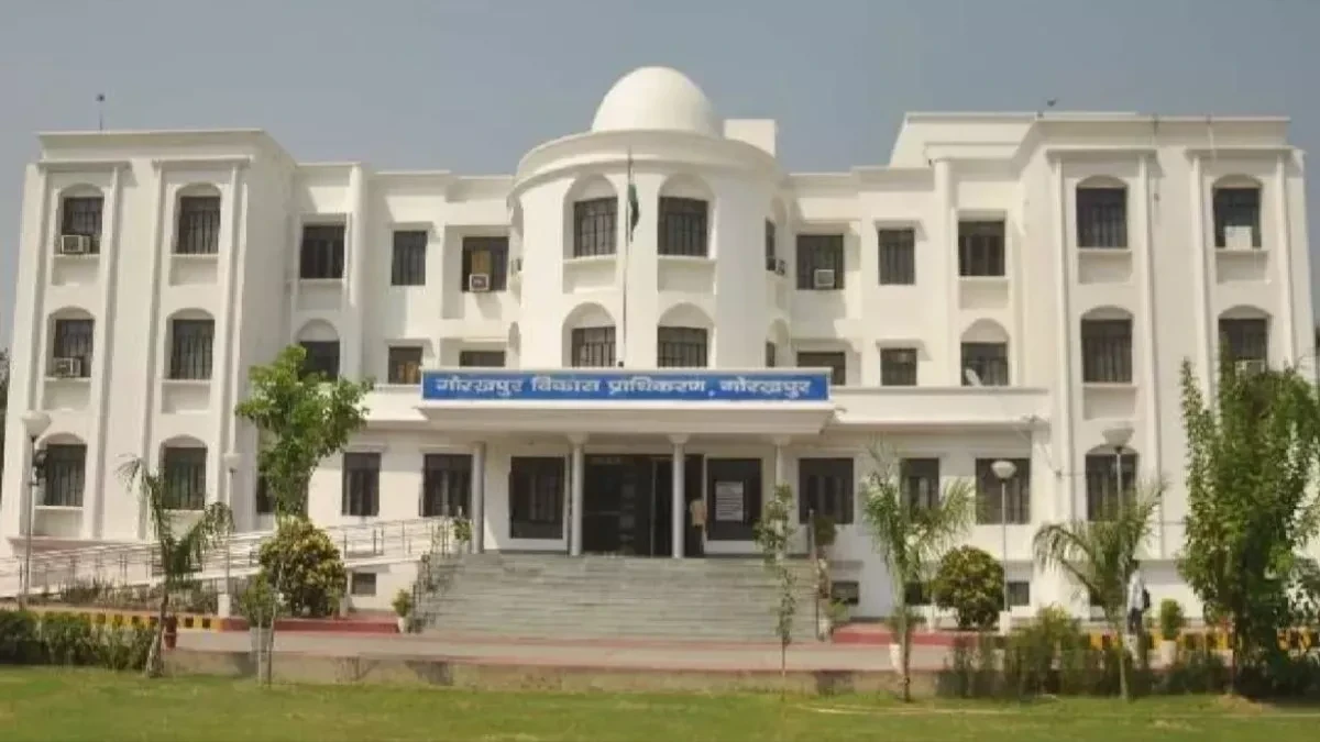 जीडीए उपाध्यक्ष आनंद वर्द्धन ताल सुंदरीकरण योजना की समीक्षा करते