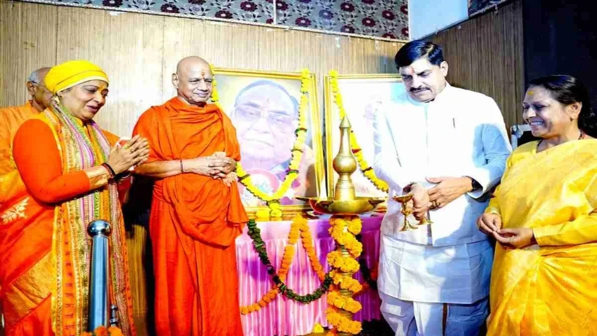 भोपाल: स्वामी गोविंददेव गिरी युगतुलसी पुरस्कार समारोह में सम्मानित।