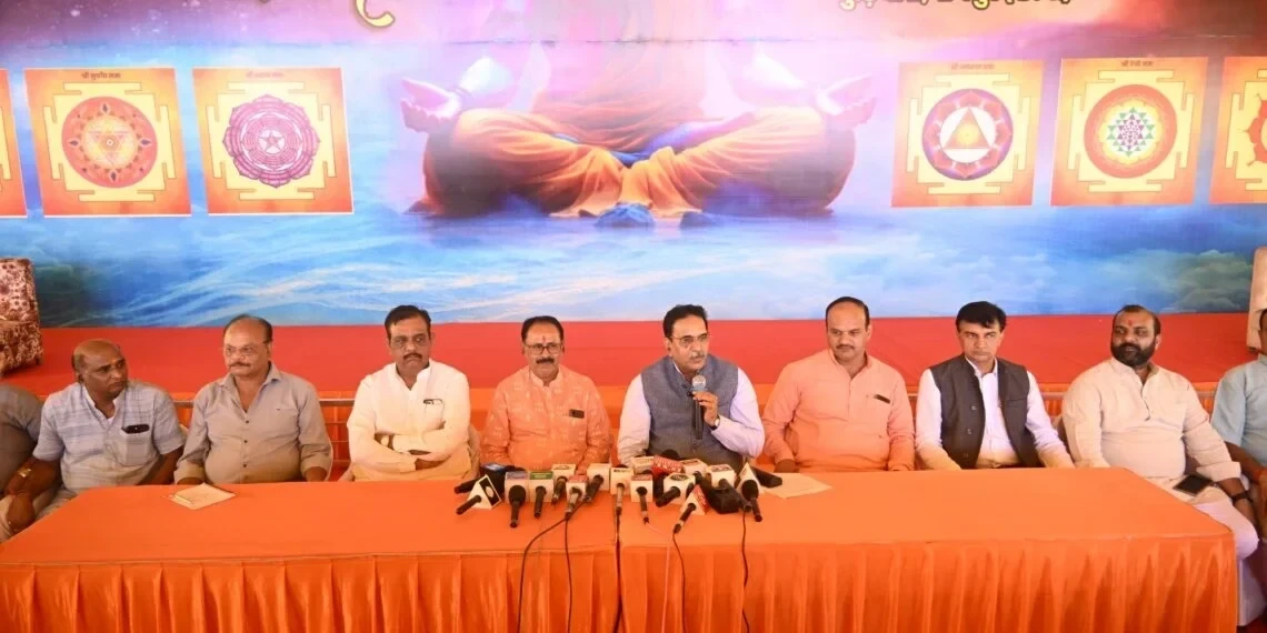 रायपुर: MLA राजेश मूणत के नेतृत्व में भव्य कावड़ यात्रा का दृश्य।