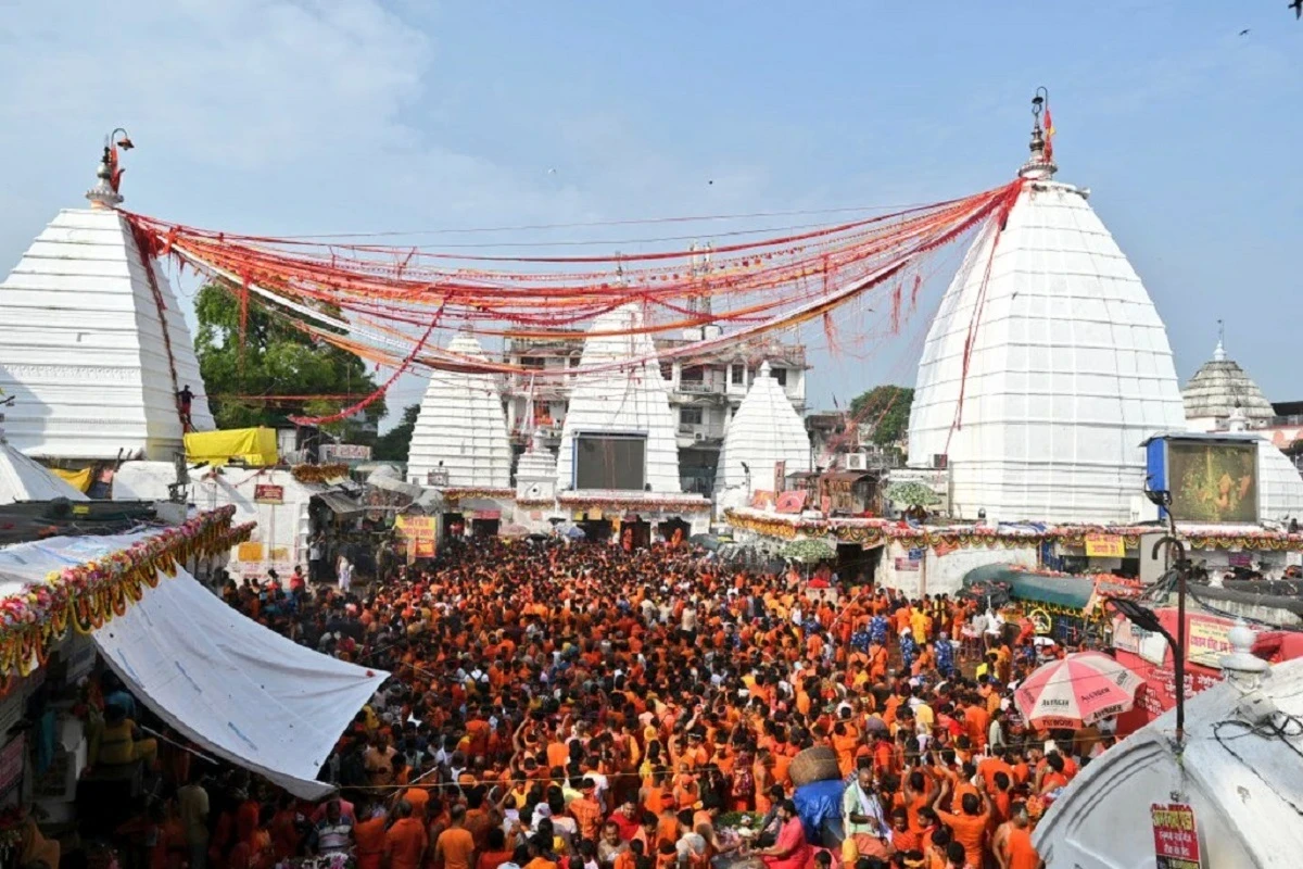 बाबा वैद्यनाथ मंदिर में श्रावणी मेला 2025 के दौरान जलार्पण करते श्रद्धालु