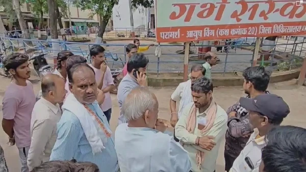 धमतरी के तेलीनसत्ती गांव में कांवरियों के साथ हुए सड़क हादसे का दृश्य।