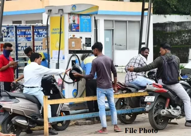 भोपाल में नो हेलमेट नो पेट्रोल नियम के तहत पेट्रोल पंप पर CCTV जांच करती खाद्य विभाग की टीम।
