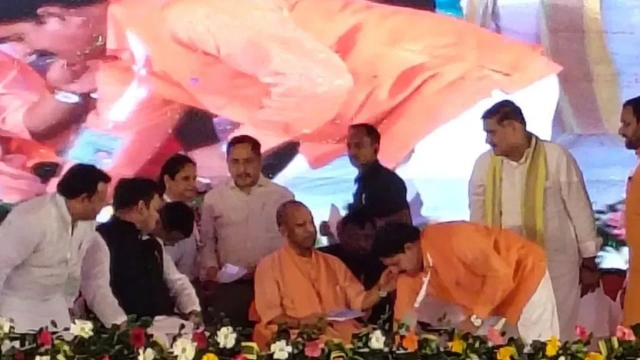 सीएम योगी अलीगढ़ के नुमाइश ग्राउंड में 1194 करोड़ की विकास परियोजनाओं का लोकार्पण करते हुए।