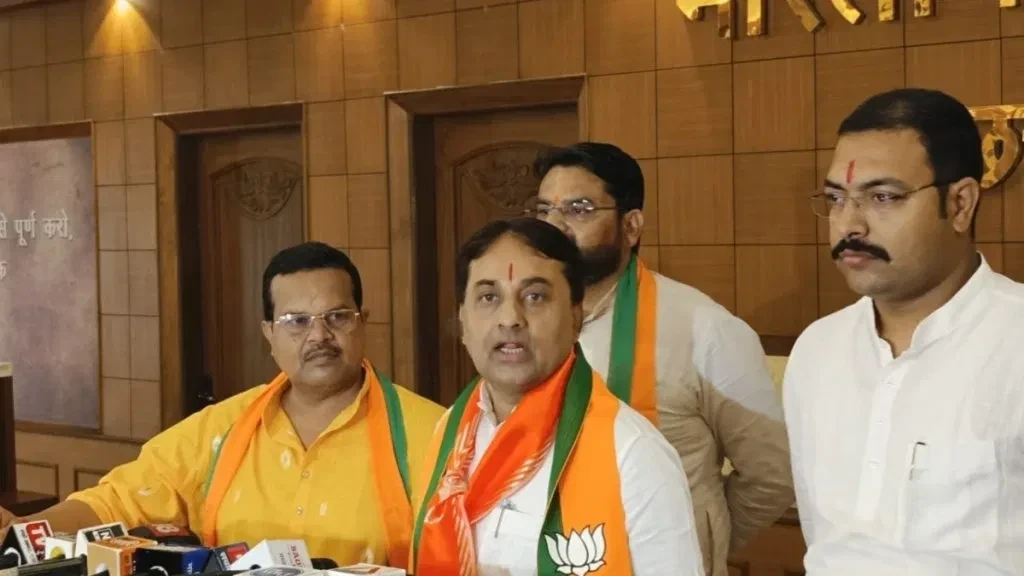 छत्तीसगढ़ में भाजपा के मोर तिरंगा मोर अभिमान अभियान के तहत तिरंगा फहराते कार्यकर्ता।