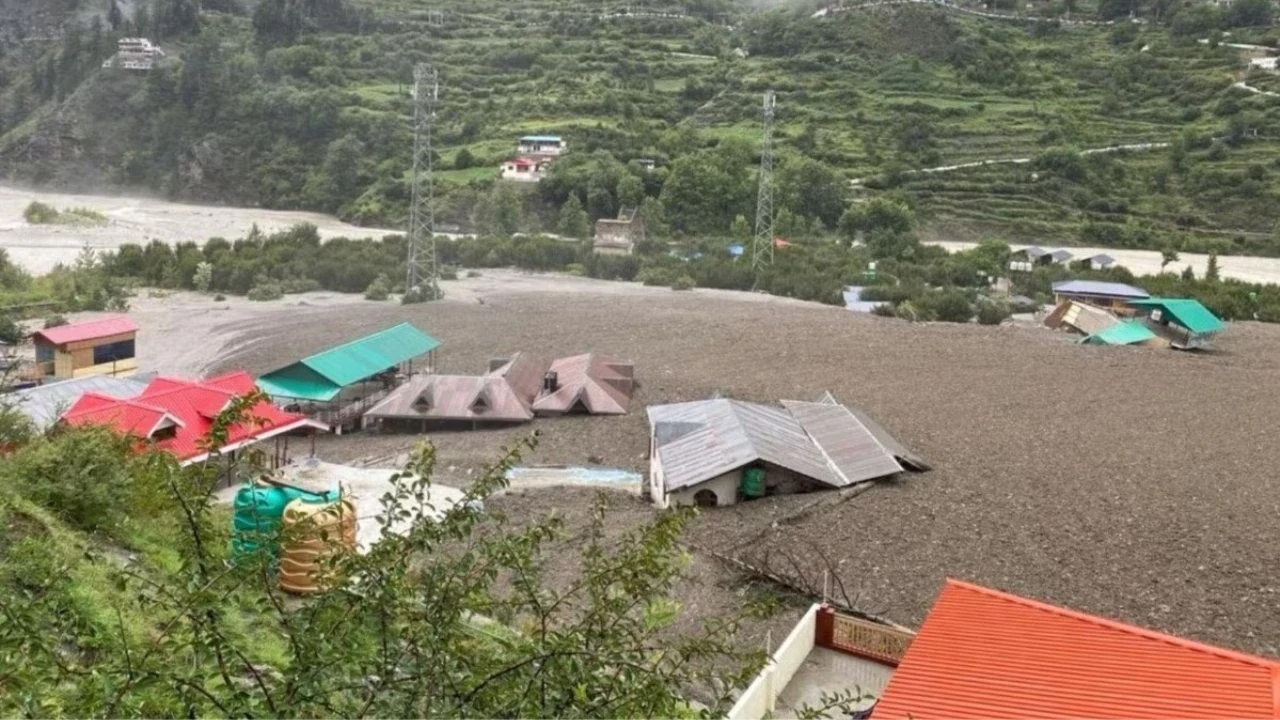उत्तरकाशी के धराली गांव में बादल फटने से मलबे में दबे मकान और होटल का दृश्य।