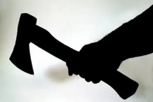 जबलपुर के पाटन में छात्रा की कुल्हाड़ी से हत्या के बाद पुलिस जांच करती हुई।