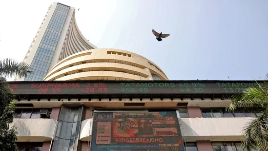 ट्रम्प के टैरिफ बयान के बाद शेयर बाजार में गिरावट, सेंसेक्स और निफ्टी के आंकड़े।
