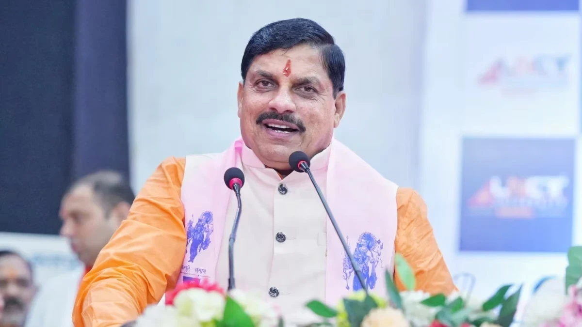 मध्यप्रदेश के सीएम मोहन यादव एफपीओ डायरेक्टर समिट 2025 में पौधारोपण करते हुए और राखी बंधवाते हुए।
