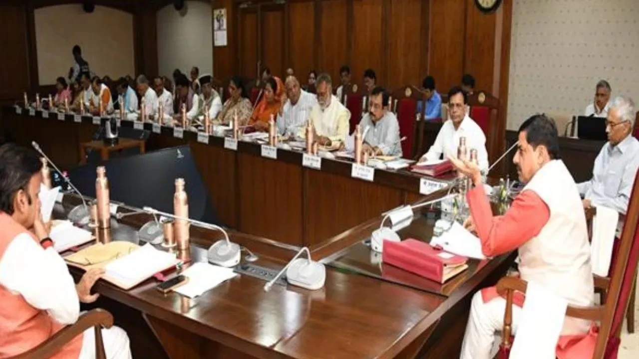 मध्यप्रदेश कैबिनेट बैठक में बुनियादी ढांचा और सोलर एनर्जी परियोजनाओं पर चर्चा करते हुए मंत्री कैलाश विजयवर्गीय।