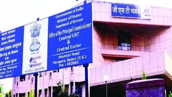 सेंट्रल जीएसटी की टीम तेंदुआ और सिलतरा उद्योगों में छापेमारी के दौरान दस्तावेज जब्त करती हुई।