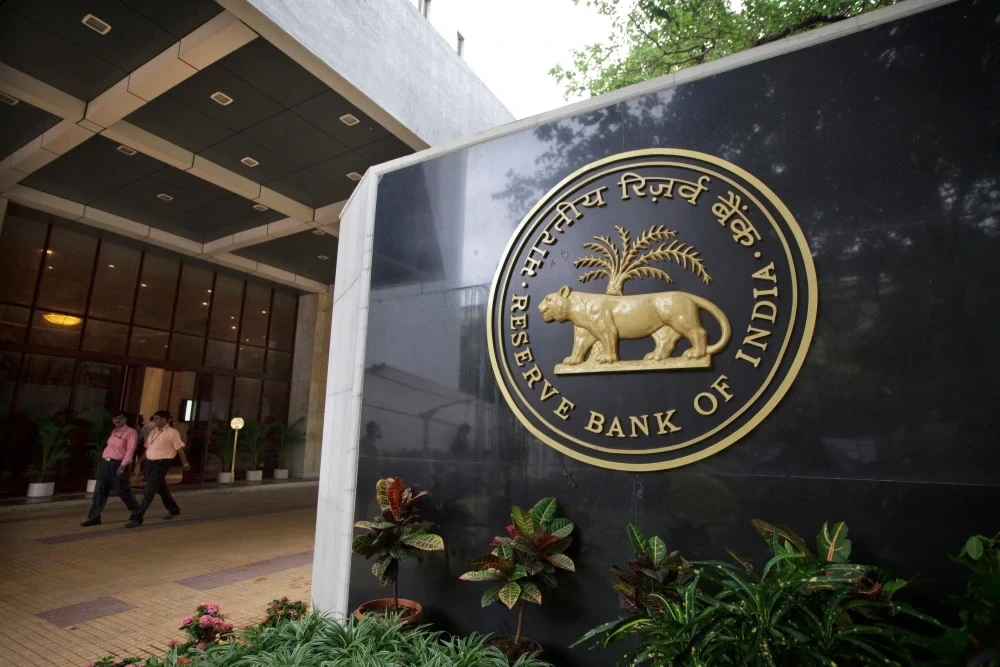 RBI गवर्नर संजय मल्होत्रा MPC बैठक में रेपो रेट 5.5% पर बरकरार रखने की घोषणा करते हुए।