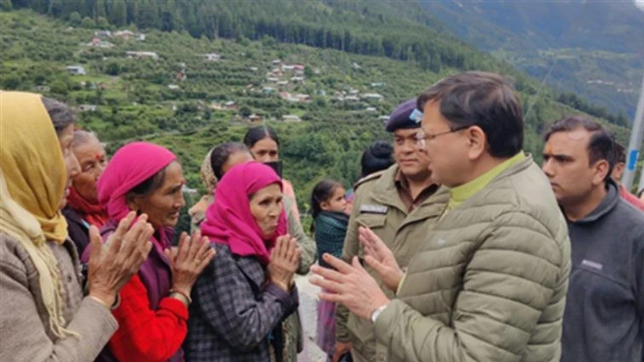मुख्यमंत्री पुष्कर सिंह धामी उत्तरकाशी के धराली में आपदा प्रभावित परिवारों से मुलाकात करते हुए, राहत कार्यों की निगरानी।