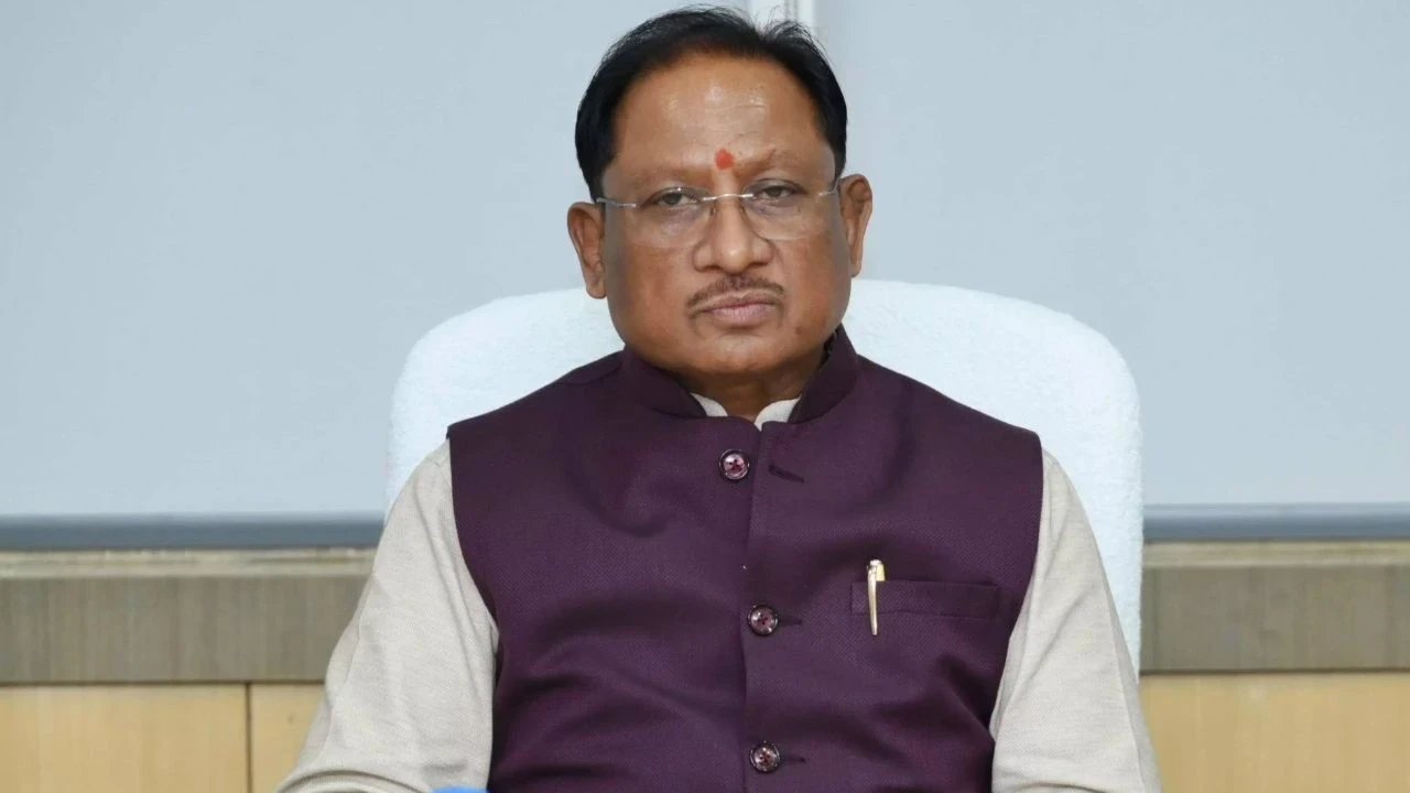 मुख्यमंत्री विष्णुदेव साय रायपुर में आदि कर्मयोगी अभियान की समीक्षा बैठक में आदिवासी गांवों के विकास पर चर्चा करते हुए।