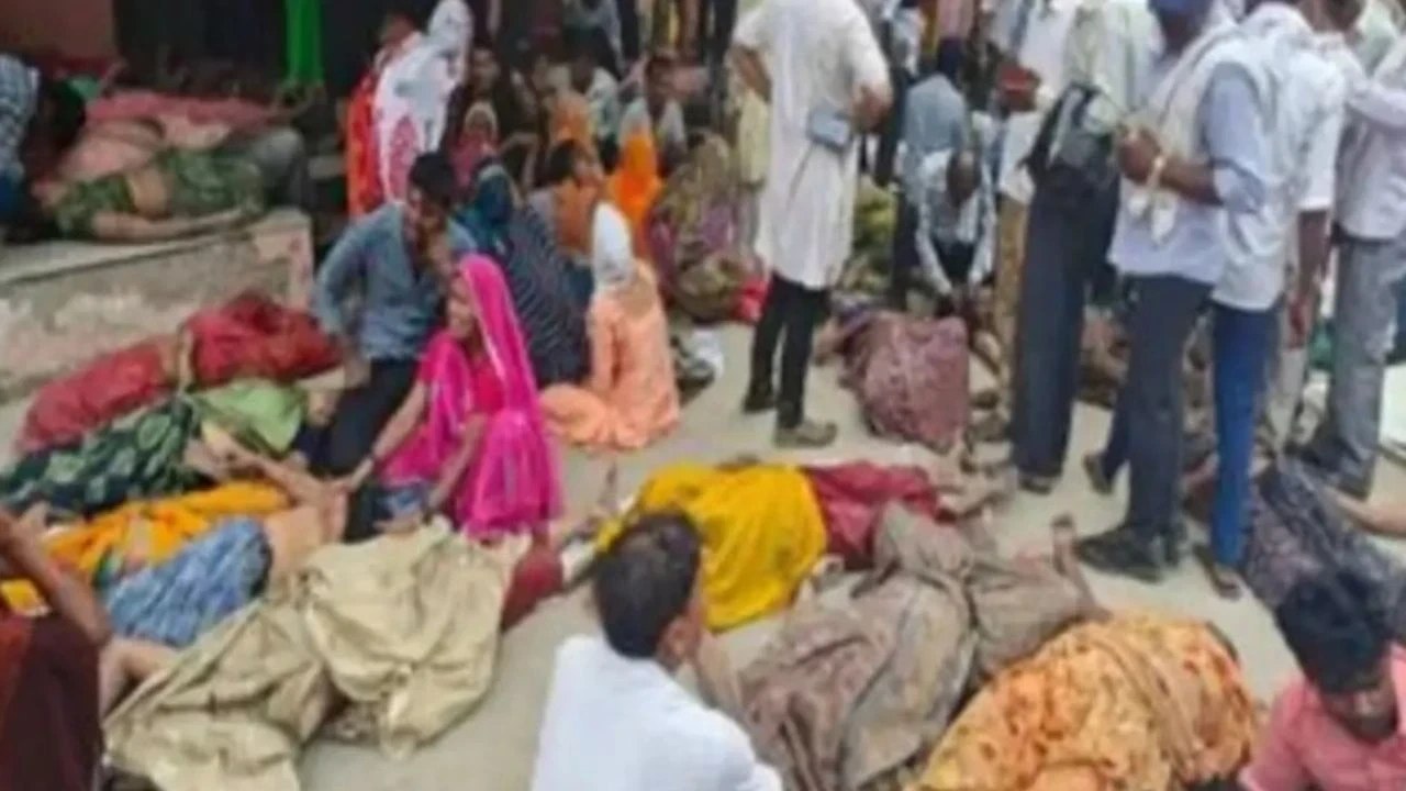 हाथरस के सिकंदराराऊ में भोले बाबा सत्संग भगदड़ में 121 मौतें, 11 आरोपियों पर कोर्ट में आरोप तय।