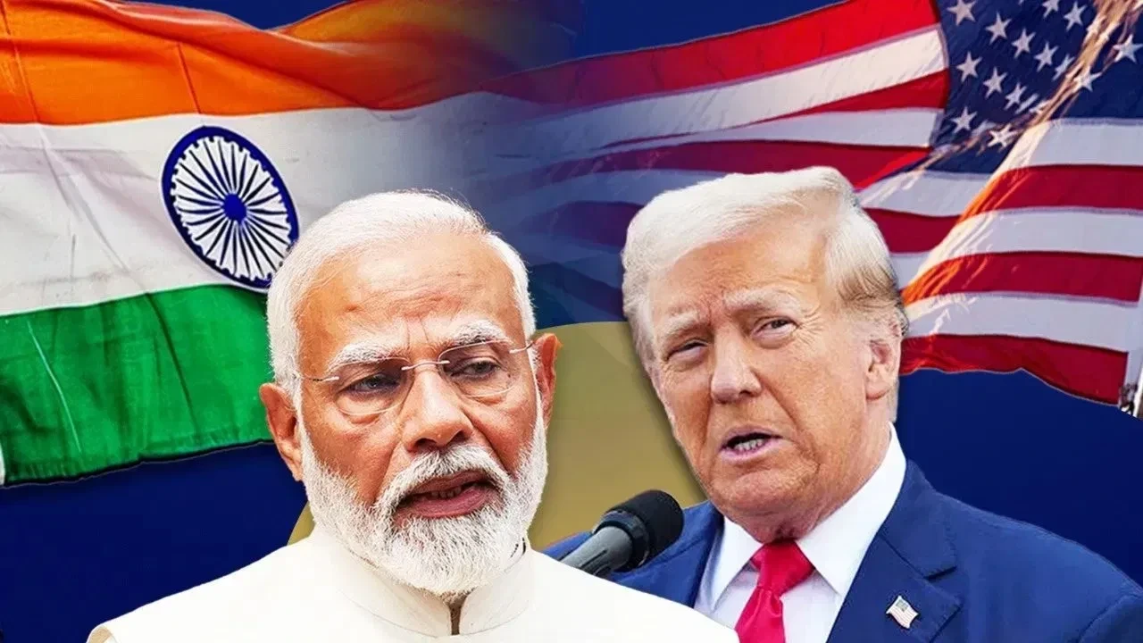 अमेरिकी राष्ट्रपति डोनाल्ड ट्रंप भारत पर 25% अतिरिक्त टैरिफ का एक्जीक्यूटिव ऑर्डर साइन करते हुए, रूस तेल आयात विवाद।