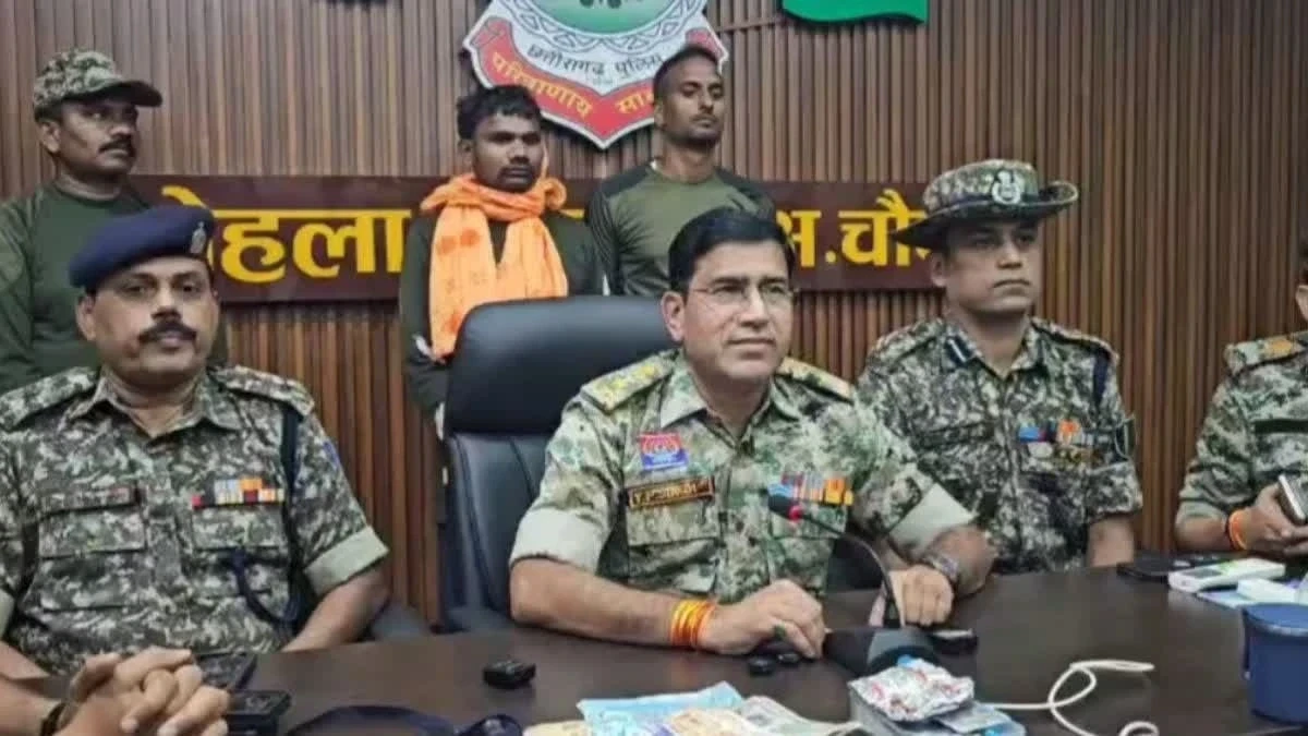 राजनांदगांव में नक्सली कमांडर श्रीकांत पुनेम की गिरफ्तारी, एनकाउंटर के बाद 9 एमएम पिस्टल बरामद। (Shrikant Punem arrested in Rajnandgaon encounter, 9 mm pistol recovered.)