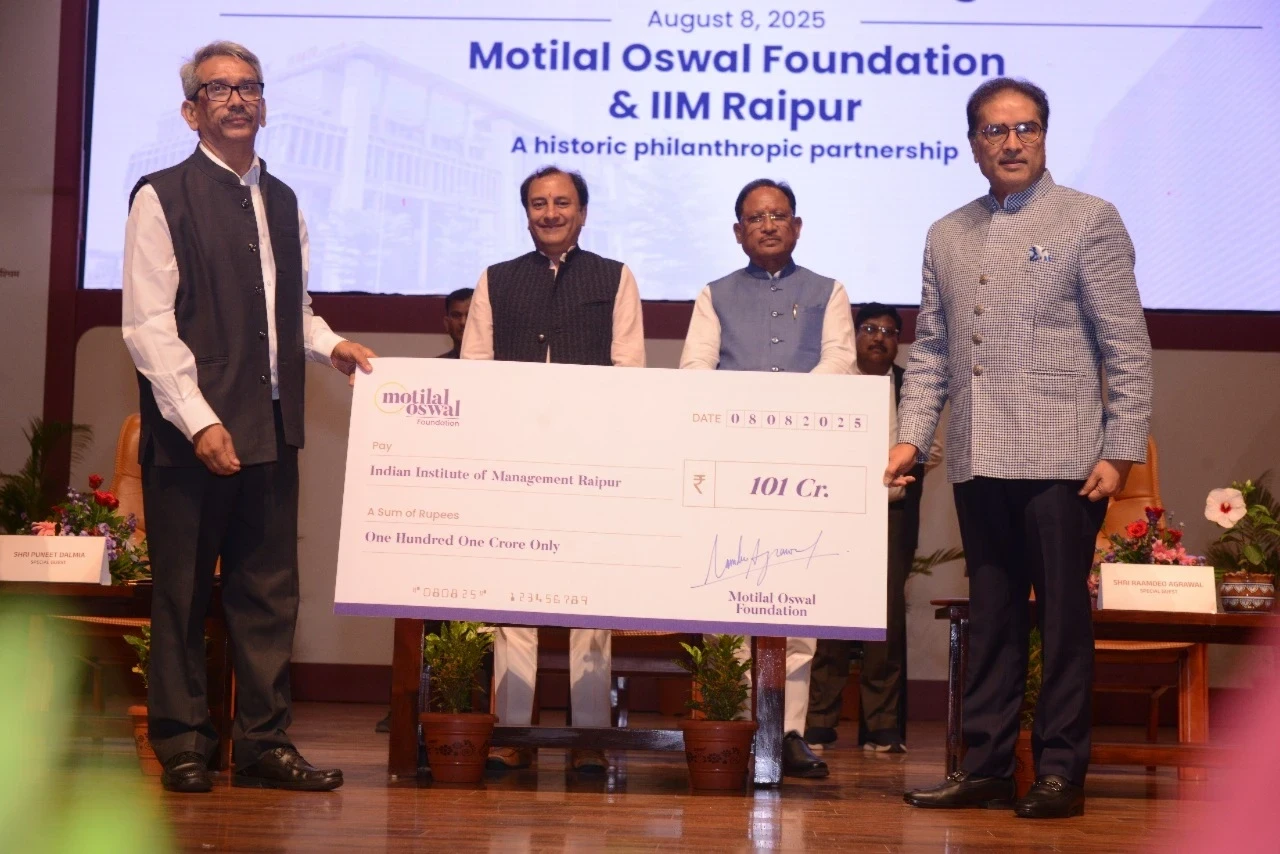 मोतीलाल ओसवाल फाउंडेशन द्वारा IIM और NIT रायपुर को 172 करोड़ का अनुदान समारोह, डीडीयू ऑडिटोरियम, रायपुर।