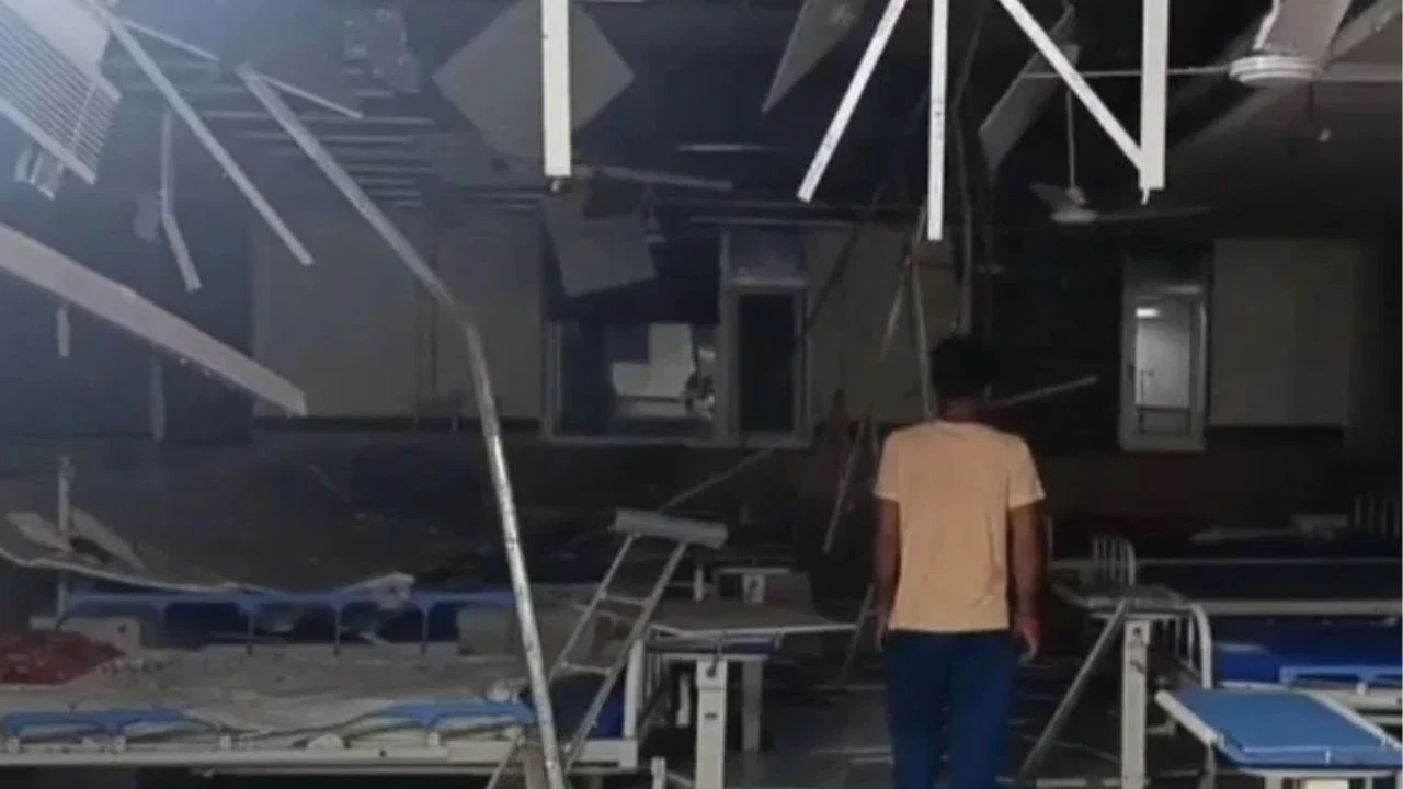 रीवा के विंध्य क्षेत्र के सबसे बड़े अस्पताल में फॉल सीलिंग गिरने से हड़कंप, मरीज सुरक्षित