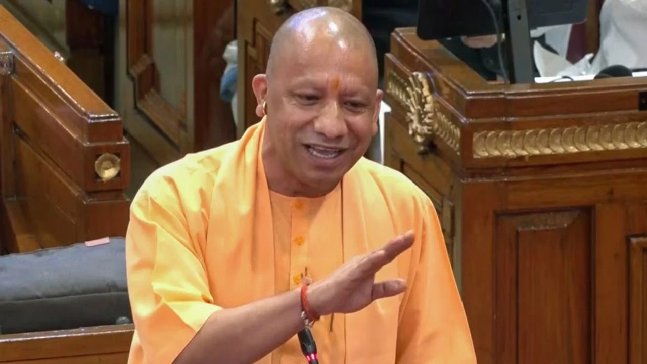 मुख्यमंत्री योगी आदित्यनाथ विधानसभा में यूपी की शिक्षा व्यवस्था पर बोलते हुए।