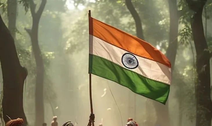बस्तर के नक्सल प्रभावित गांव में तिरंगा फहराने की तैयारी का दृश्य।