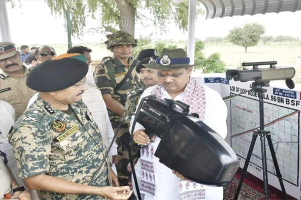 मुख्यमंत्री भजनलाल शर्मा बीकानेर के कोड़ेवाल पोस्ट पर बीएसएफ जवानों से संवाद करते हुए।