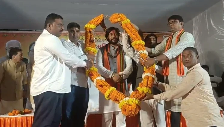 मंत्री गुरु खुशवंत साहेब का आरंग में भव्य स्वागत, लड्डुओं से तौले गए, रोड शो और समारोह।