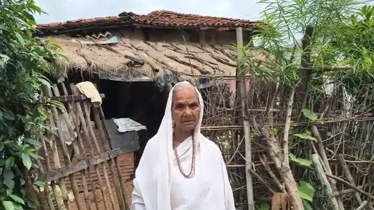 नाहंदा गांव में भीख मांगने वाली महिला के घर से 2.5 लाख रुपये की चोरी, देवरी पुलिस जांच करती हुई।