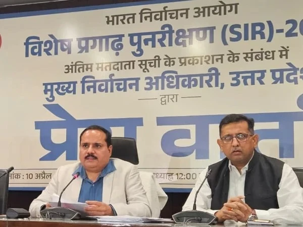 उत्तर प्रदेश की मतदाता सूची अपडेट का ग्राफिक, जिसमें कुल वोटरों की संख्या, पुरुष-महिला अनुपात और बढ़ते नए मतदाताओं की जानकारी दर्शाई गई है।