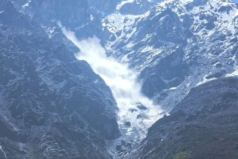 Glacier broke in kanchenganga