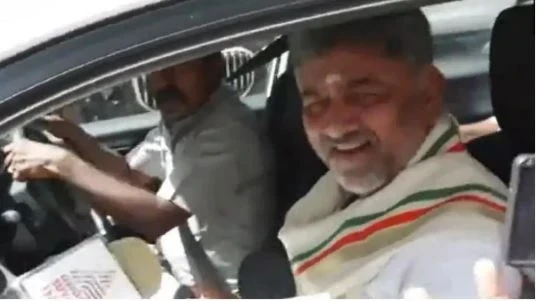 karnataka: नई दिल्ली। कर्नाटक में मुख्यमंत्री पद को लेकर कांग्रेस के भीतर एक बार फिर राजनीतिक हलचल तेज हो गई है। मुख्यमंत्री सिद्धारमैया, उपमुख्यमंत्री डीके शिवकुमार और राज्य के गृहमंत्री जी परमेश्वर को कांग्रेस हाईकमान ने दिल्ली तलब किया है।