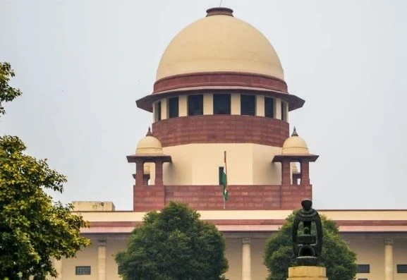 Supreme Court Verdict on Bihar SIR Case: नई दिल्ली। सुप्रीम कोर्ट ने मंगलवार को बिहार में विशेष गहन मतदाता पुनरीक्षण (SIR) प्रक्रिया की संवैधानिक वैधता के मामले में बड़ा फैसला सुनाया है।