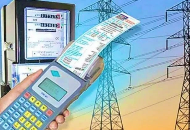 Electricity Bill Hike: रायपुर। छत्तीसगढ़ में जून महीने से बिजली उपभोक्ताओं को महंगाई का बड़ा झटका लग सकता है। राज्य में बिजली दरों में बढ़ोतरी के संकेत मिल रहे हैं। यदि बिजली नियामक आयोग प्रस्ताव को मंजूरी देता है, तो घरेलू, व्यावसायिक और औद्योगिक उपभोक्ताओं के बिजली बिल बढ़ सकते हैं।