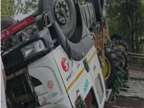 Chhattisgarh, Raipur, Sarona Flyover Trailer Accident,6 Tractors Overturned,Raipur City News