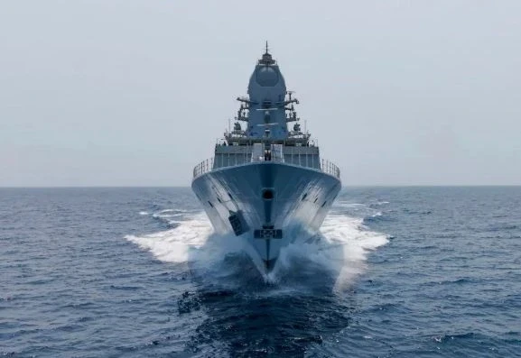 Indian Navy stealth warship: विशाखापत्तनम। केंद्रीय रक्षा मंत्री राजनाथ सिंह ने शनिवार को आंध्र प्रदेश के विशाखापत्तनम में भव्य समारोह में अत्याधुनिक स्टील्थ गाइडेड मिसाइल युद्धपोत आईएनएस महेंद्रगिरि को औपचारिक रूप से भारतीय नौसेना को समर्पित किया।