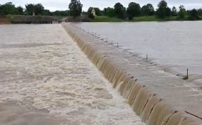 CG News: छत्तीसगढ़ में बीते दिनों से लगातार हो रही भारी बारिश के चलते जन जीवन अस्त- व्यस्त हो गया है। इसी बीच गंगरेल डैम से पानी छोड़ा