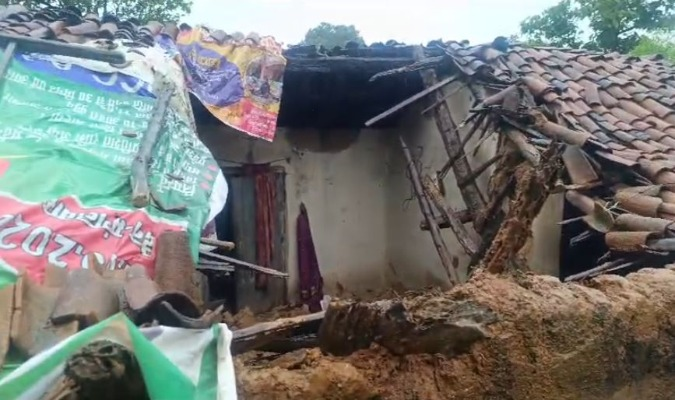 कच्चा मकान गिरा
