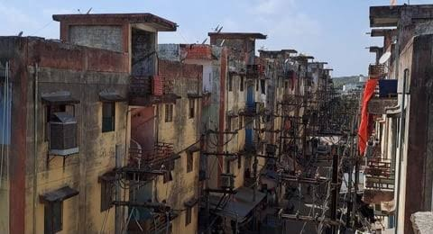 जर्जर मकान