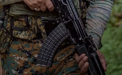 "धमतरी सीआरपीएफ कैंप में रायफल की सफाई के दौरान गोली चलने से जवान घायल; रायपुर रेफर किया गया।"