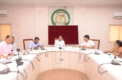 "रायपुर कलेक्टर डॉ. गौरव सिंह की बैठक में भिक्षुकों के पुनर्वास और अन्य महत्वपूर्ण निर्देश।"