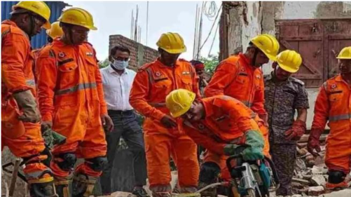 Deoghar building collapse: झारखंड के देवघर में रविवार को शहर के सीता होटल के पास एक तीन मंजिला मकान गिर जाने से एक व्यक्ति की मौत हो गई। वहीं, कई लोगों के फंसे होने की आशंका है। मृतक का